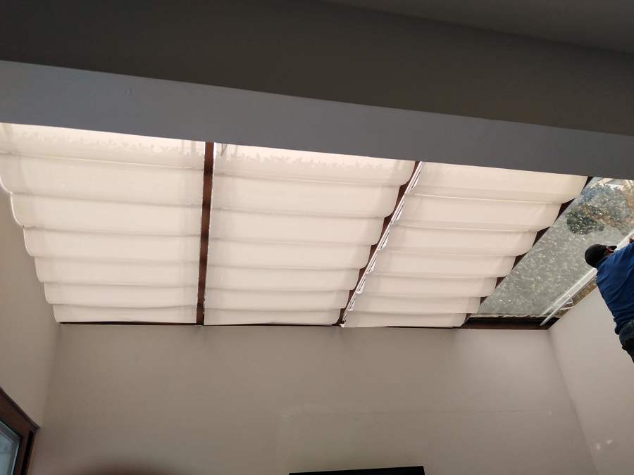 instalando persianas de domo