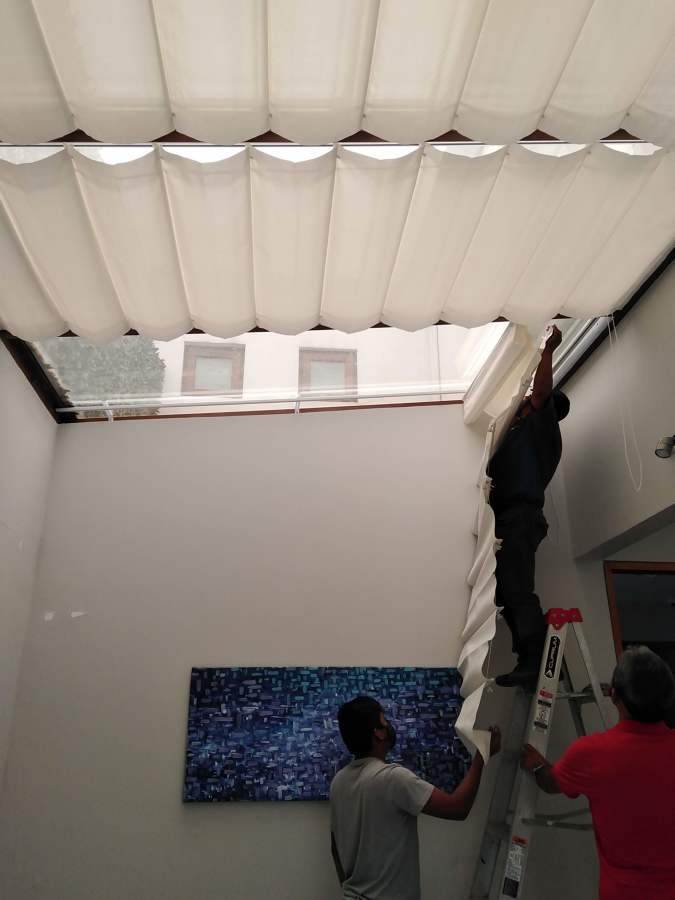instalando persianas de domo