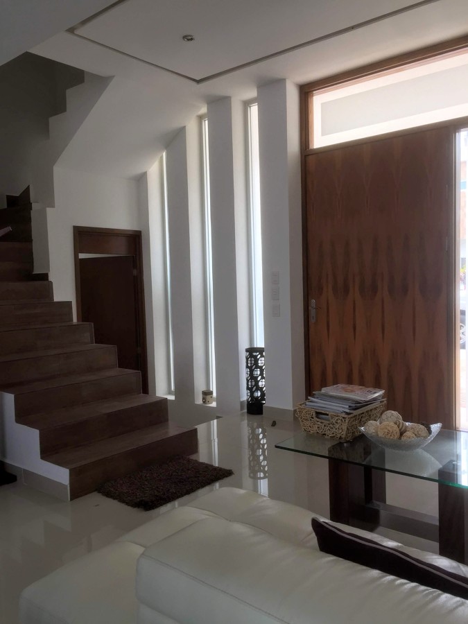 INTERIOR, ACCESO CASA ARBOLADA