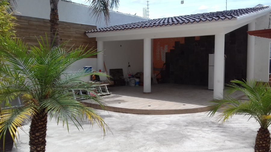 Jardín interior con palapa bar