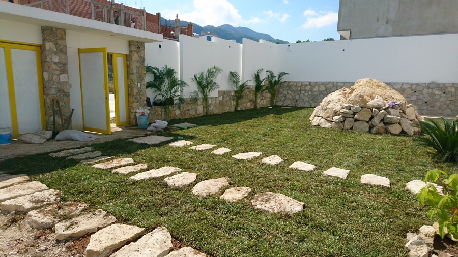 JARDIN Y AREA DE COCHERA