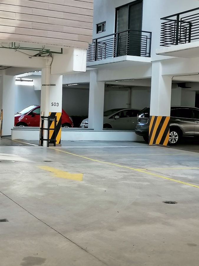 Jardineras vacias en medio del estacionamiento