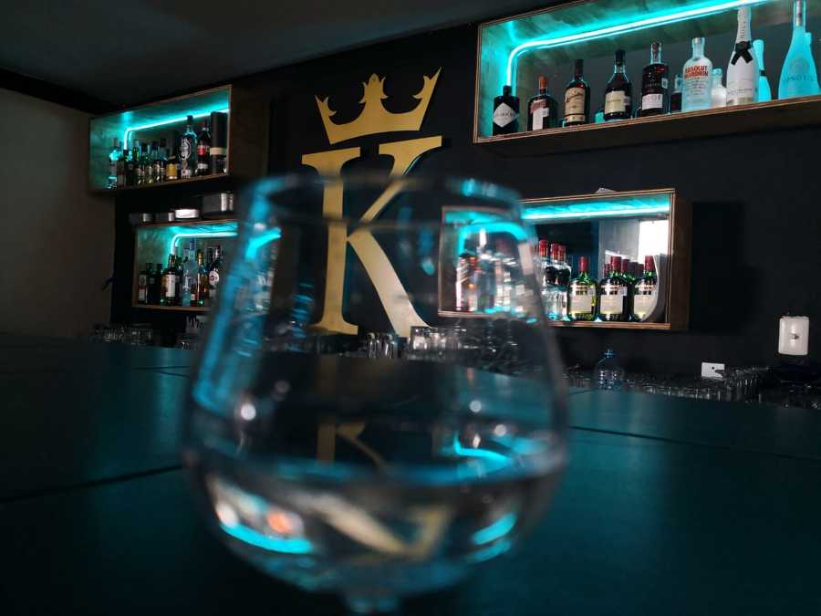 La barra es el elemento central del bar haciendo resaltarlo