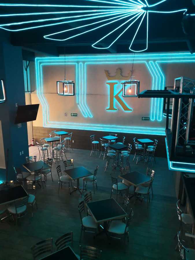 La ilunimacion en el elemento clave para que se resalten elementos propios del Bar "Kings"