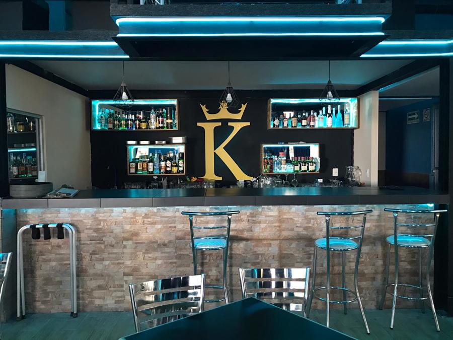 La vista con la que se remata al entrar resalta cada elemento y texturas del bar