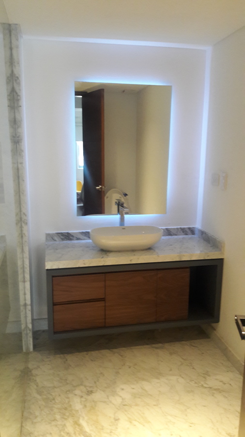 LAVABO DE MARMOL E ILUMINACIÓN LED