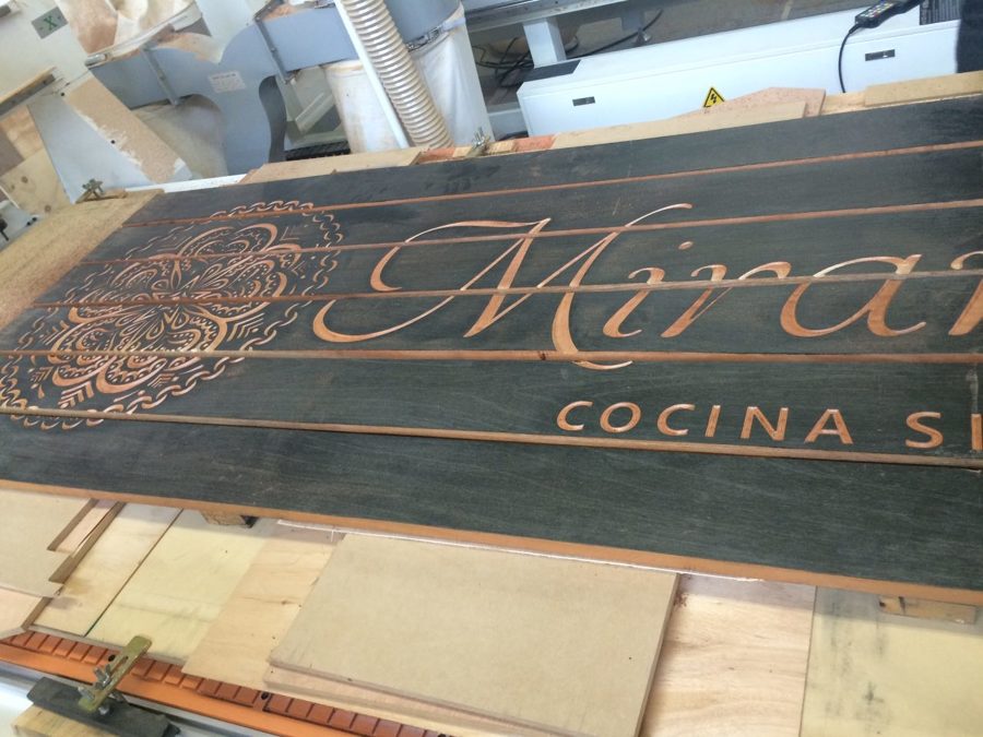 letrero para restaurante con routeado en computadora