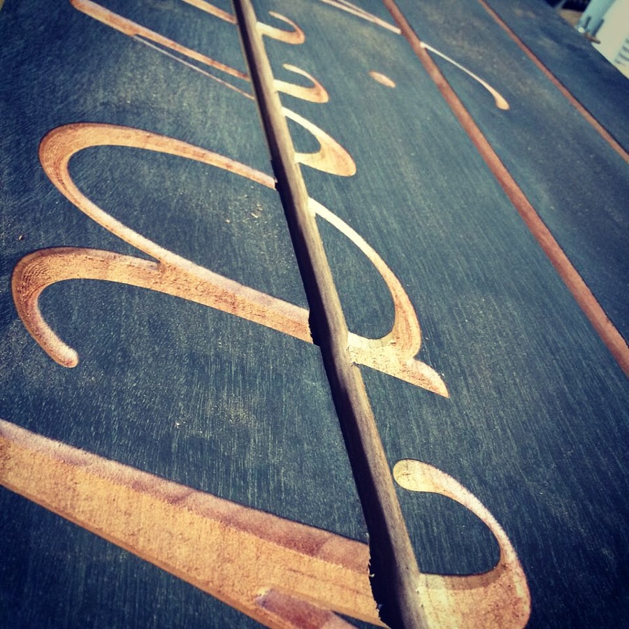 letrero para restaurante con routeado en computadora