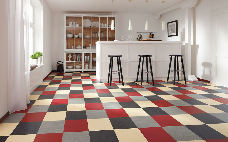 Cocina con piso de linoleum de colores
