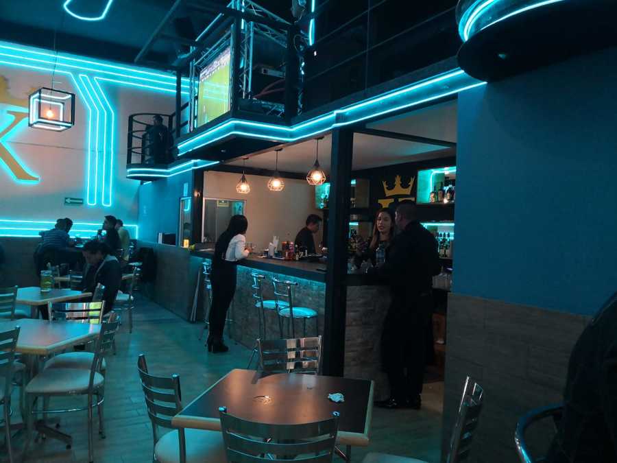 Los elementos que sobresalen hacen que no sea un volumen plano y tenga movimiento