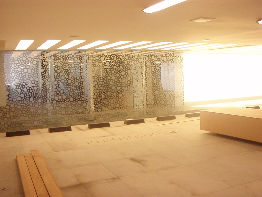 Mampara divisoria de vidrio templado para acceso de cochera