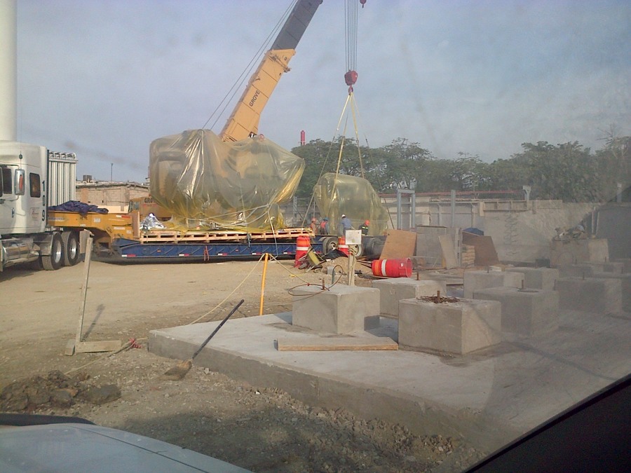 Maniobra de montaje  de equipos  en bases de concreto