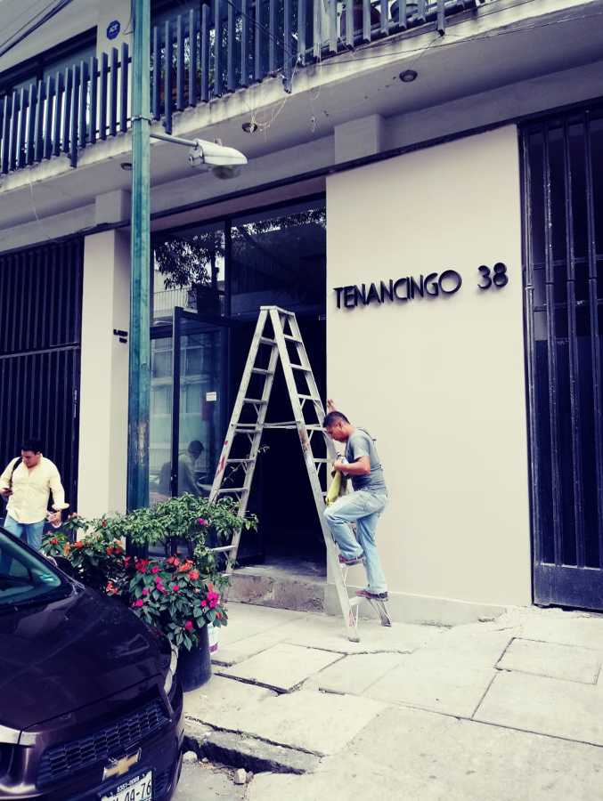 Mantenimiento y pintura en fachada principal