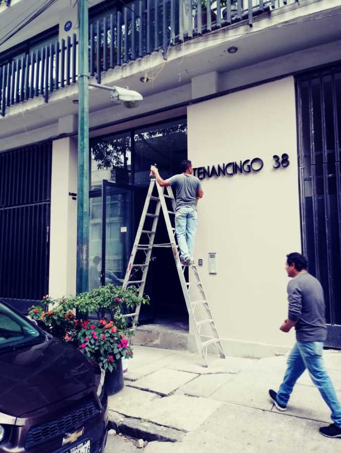 Mantenimiento y pintura en fachada principal