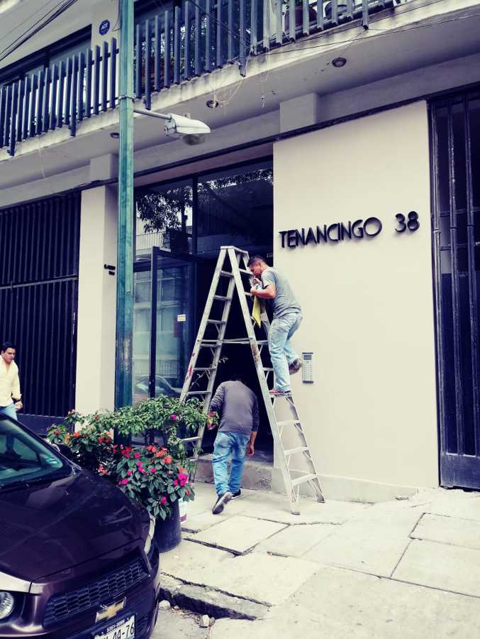 Mantenimiento y pintura en fachada principal