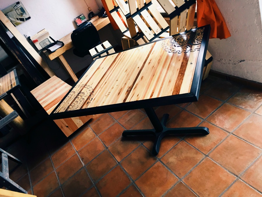 Mesa terminada rectangular con grabado laser en las esquinas