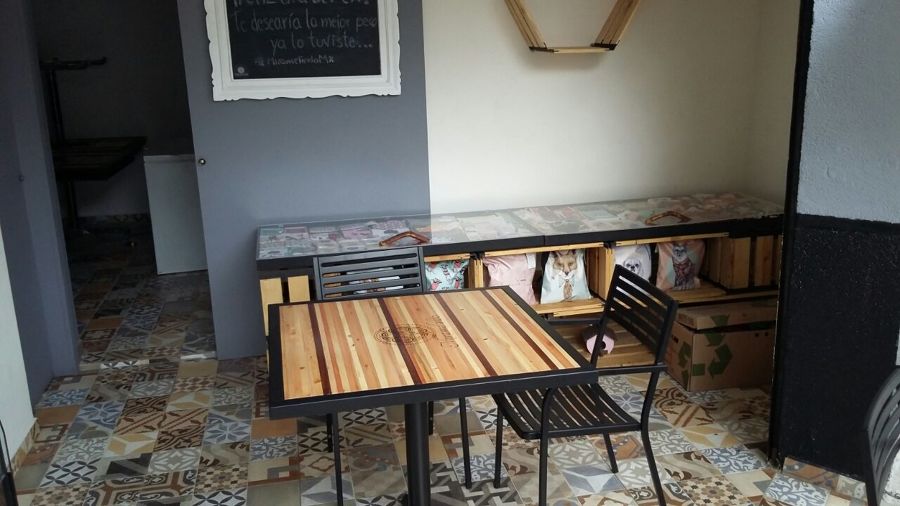 mesa y exhibidor en interior