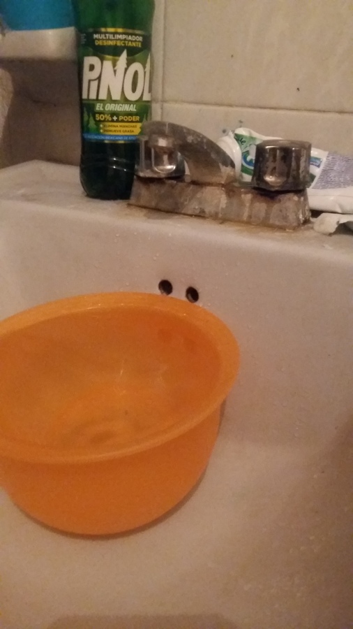 Mezcladora de lavabo en mal estado