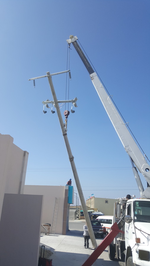 momento en que se levanta el poste de 12mts