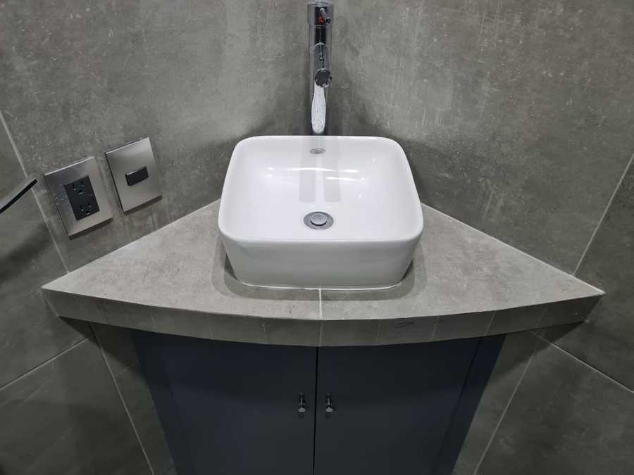 Foto: Mueble de Baño Diseñado con Material y Acabados en Loseta y