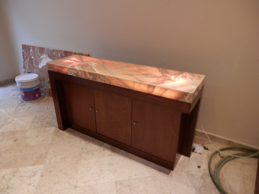 Mueble de madera con Ónix