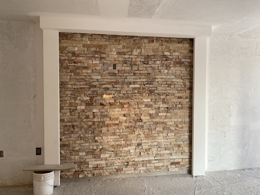Muro con cantera e iluminación led para sala