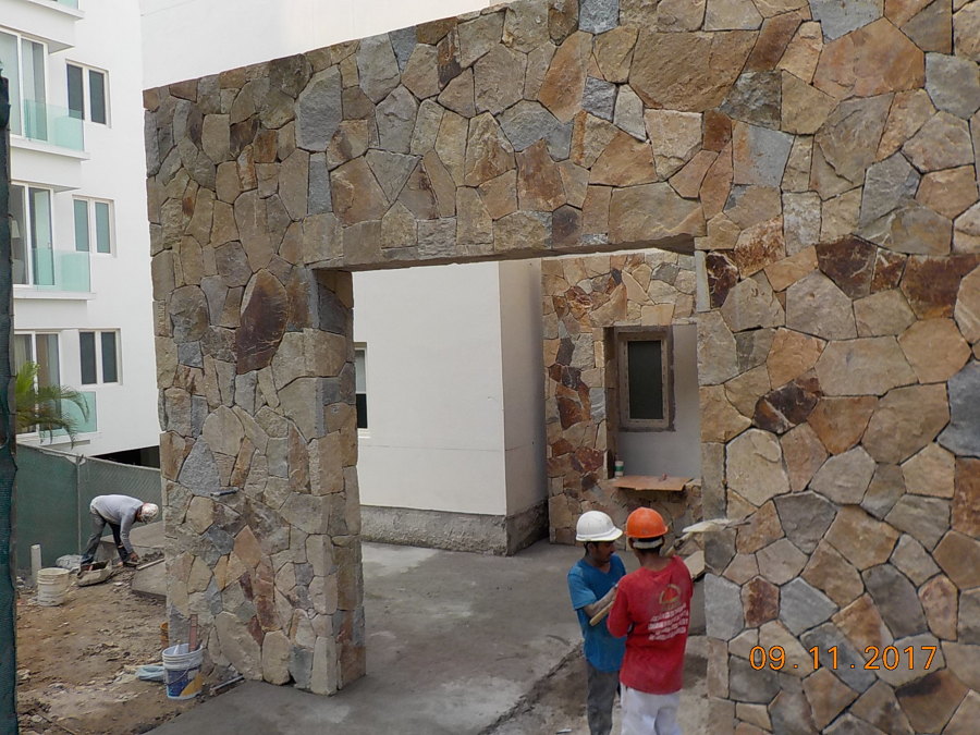 MURO DE IINGRESO EN MAMPOSTERIA DE PIEDRA ROSTRO