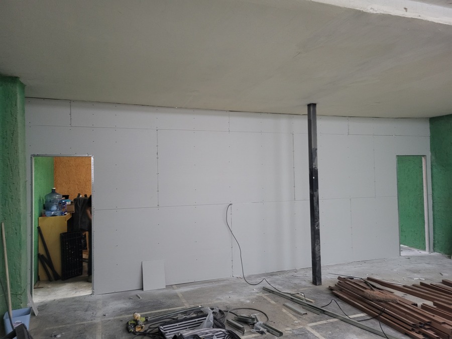 Muro de tablaroca con puertas