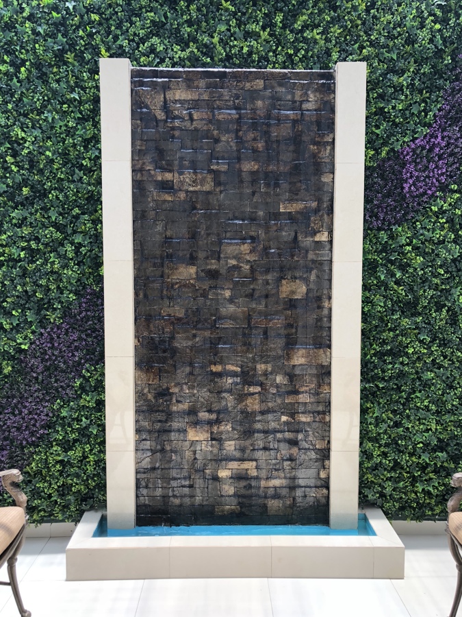 Muro llorón y enredadera artificial