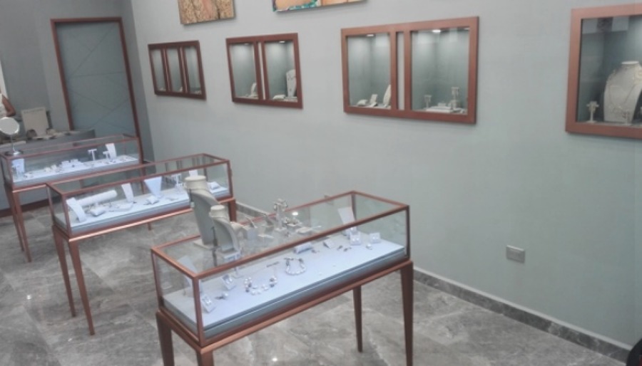 nichos ocultos y vitrinas mostradores