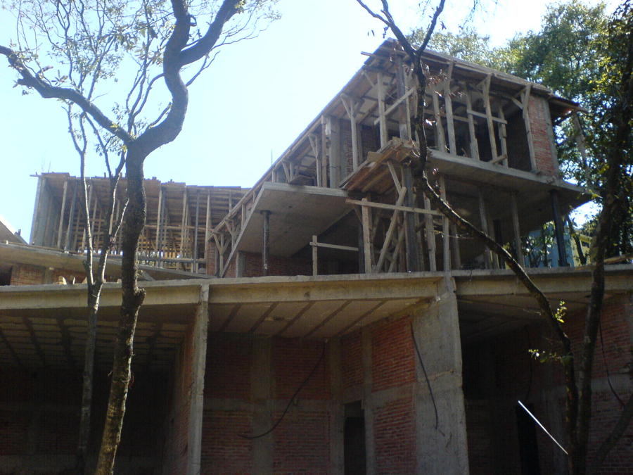 Obra negra vista desde el jardín