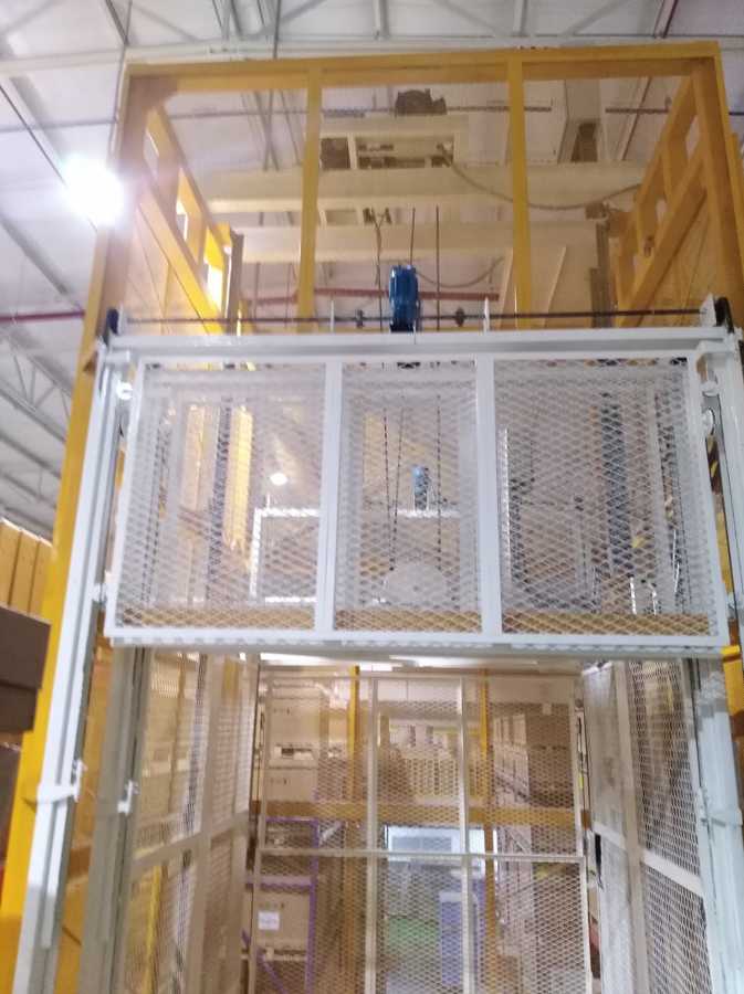 Parte frontal del elevador montacargas