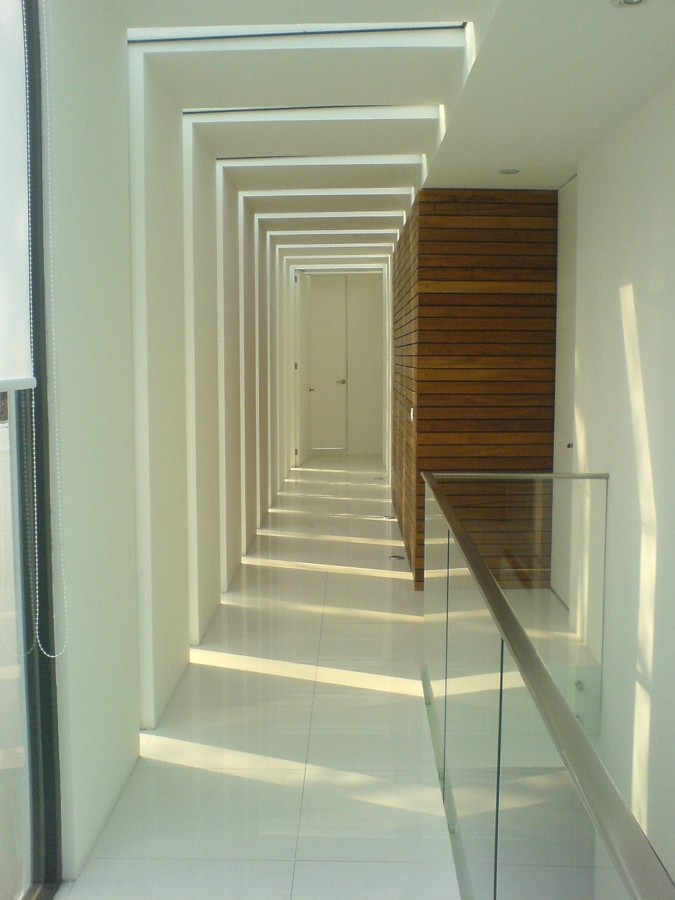 Foto: Pasillo a Recamaras de Noche de Fusion Arquitectos #687645