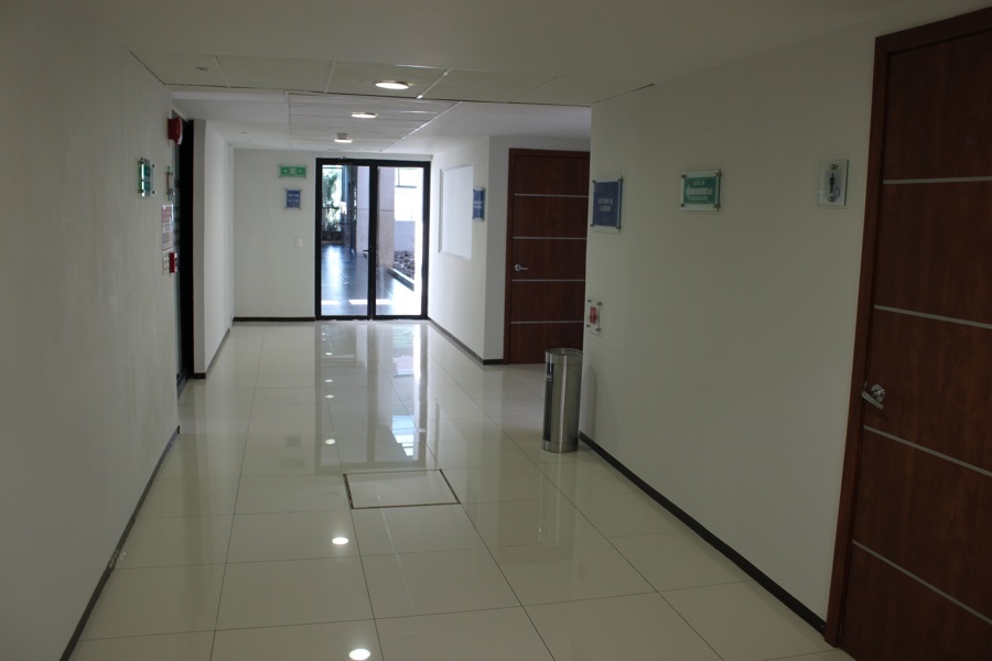 Pasillo hacia Ingreso Principal.