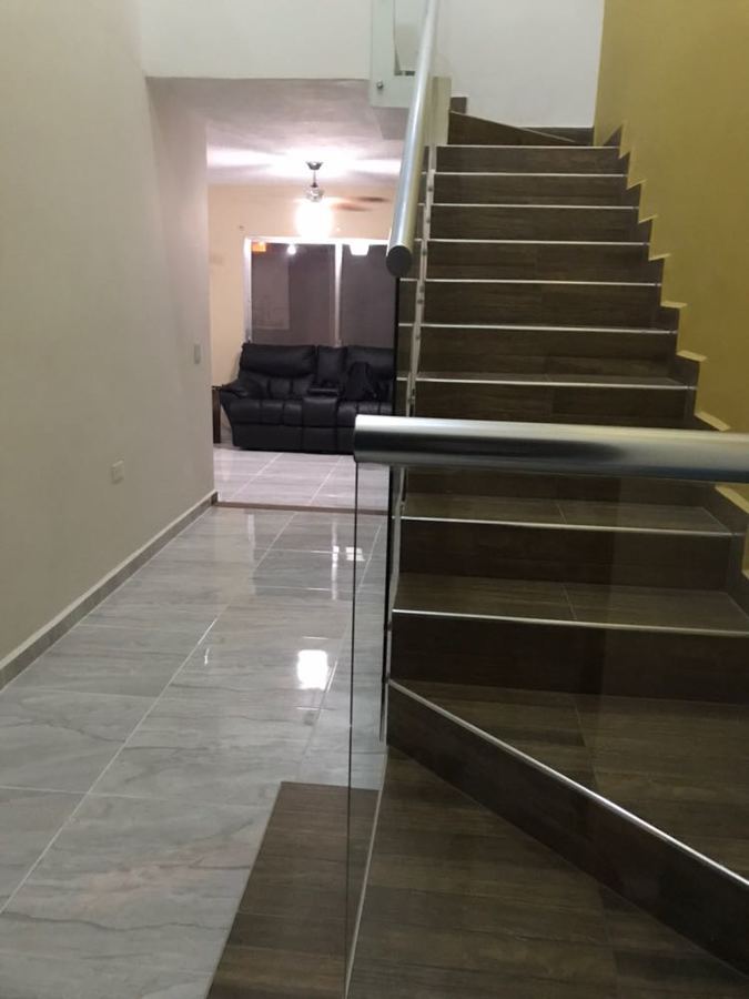 Pasillo y Escalera de Acceso a Planta Alta.