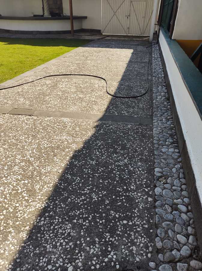 Pasillos de la entrada de piedra y concreto blanco.