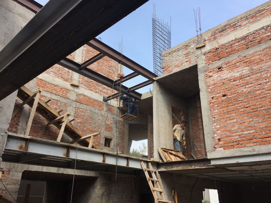 Pasillos en proceso de construcción desde el jardín interior