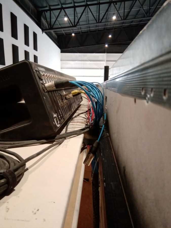 Paso de cables en escritorio
