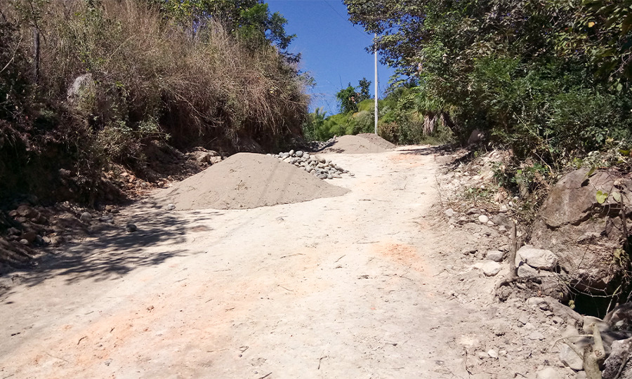 Pavimento empedrado ahogado en el Guamúchil