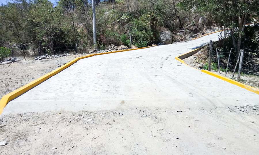Pavimento empedrado ahogado en el Guamúchil