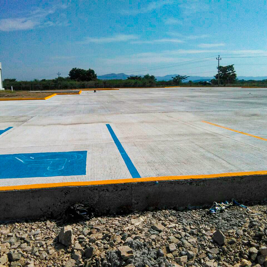 Pavimento en estacionamiento en cabecera municipal.