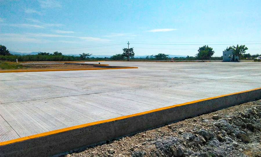 Pavimento en estacionamiento en cabecera municipal.