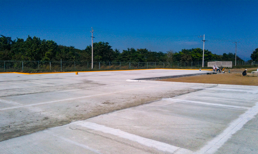 Pavimento en estacionamiento en cabecera municipal.