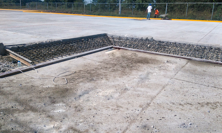 Pavimento en estacionamiento en cabecera municipal.