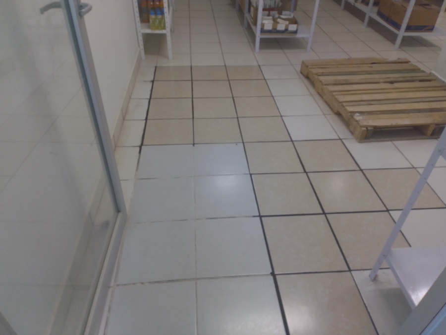 Pegado de losetas cerámicas en bodega de farmacia