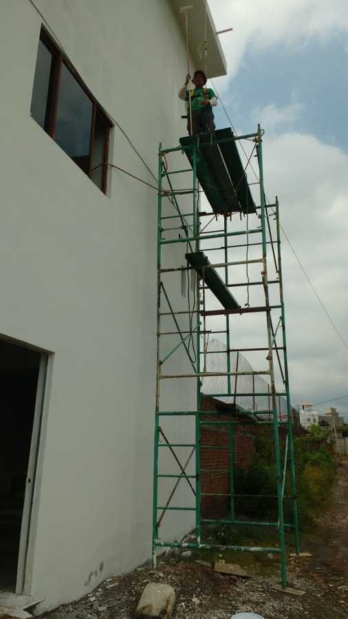 Pintando a 8 mta aprox. Con andamio y arnés