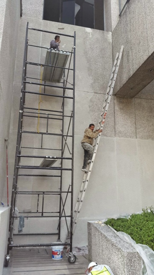 Pintando sobre jardineras.