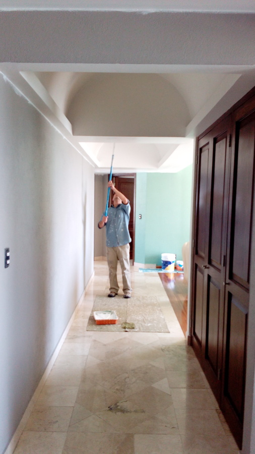 Pintura en plafon en pasillos.