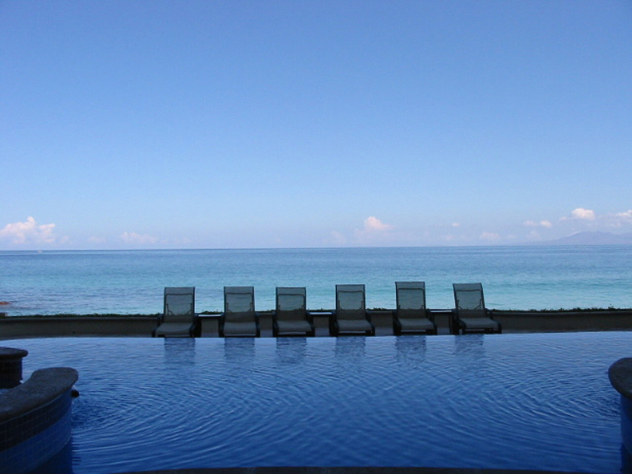 PISCINA CON EFECTO INFINITY