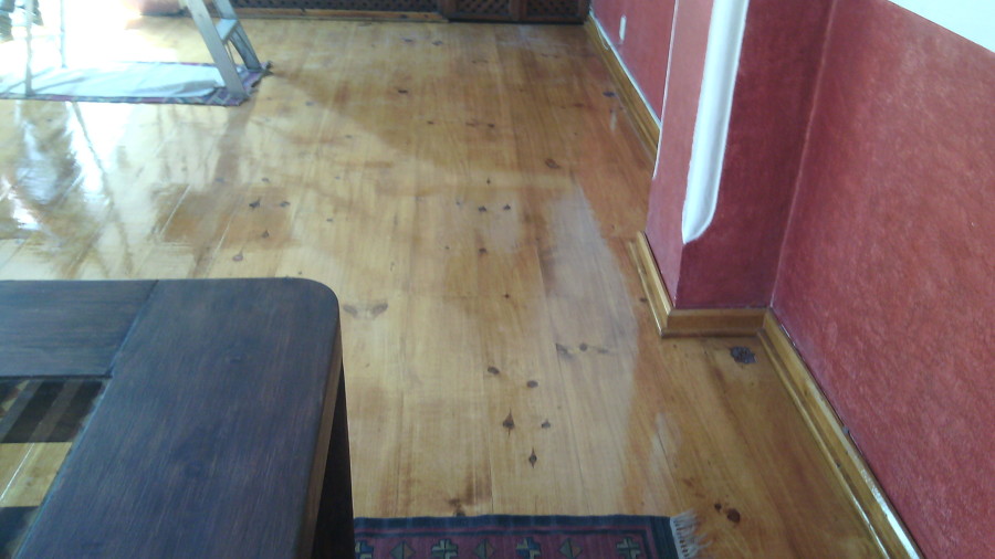 PISO TERMINADO CON BARNIZ Y SELLADOR